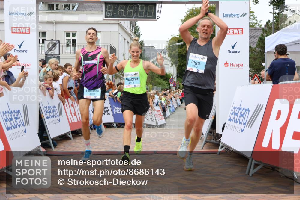31.08.2025 - 21. Blankeneser Heldenlauf Strokosch-Dieckow http://msf.ph/oto/8686143 31.08.2025 12:00:11 Ziel 4218, 4312, 4304 meine-sportfotos.de
