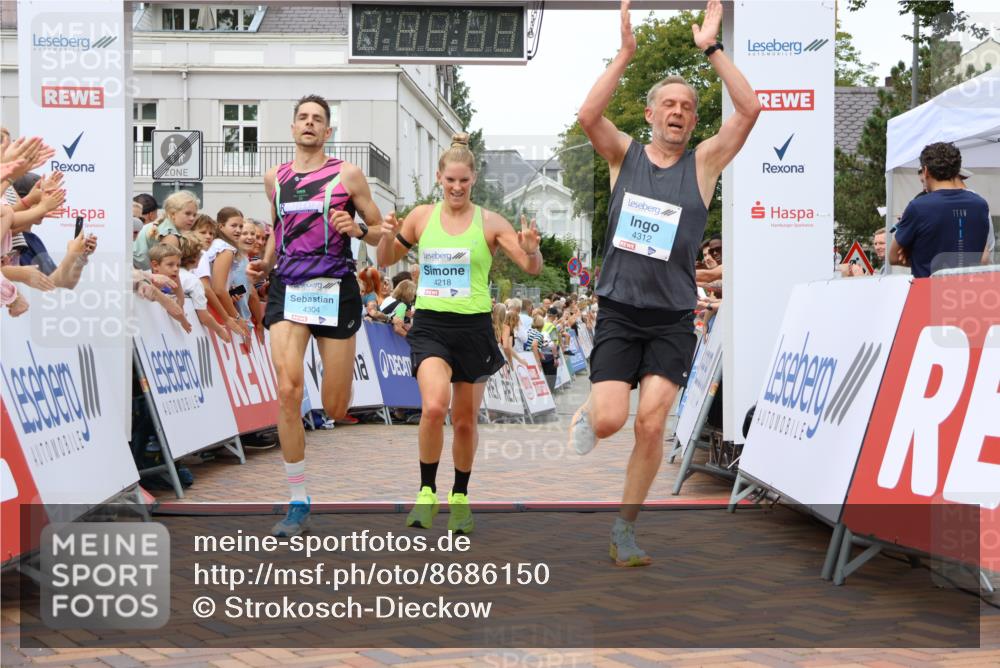 31.08.2025 - 21. Blankeneser Heldenlauf Strokosch-Dieckow http://msf.ph/oto/8686150 31.08.2025 12:00:11 Ziel 4218, 4312, 4304 meine-sportfotos.de