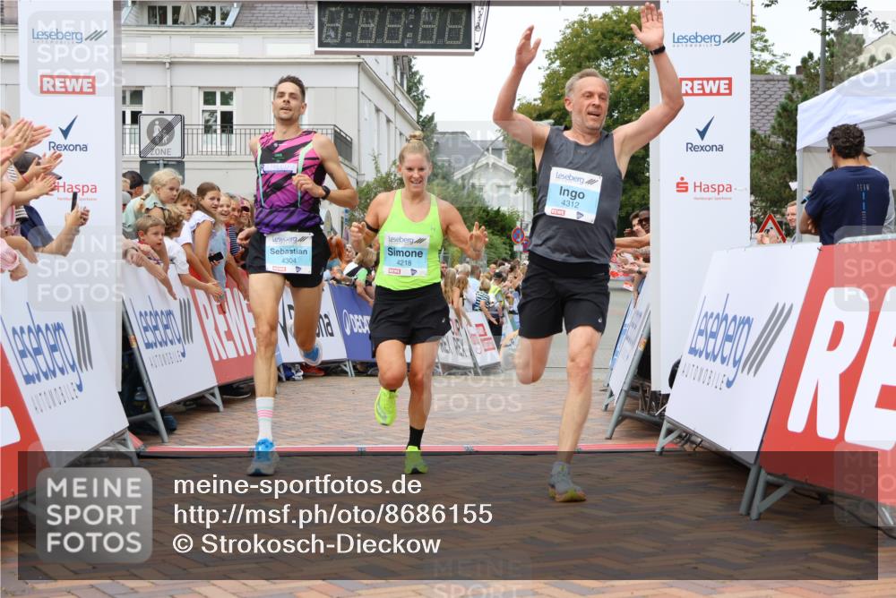 31.08.2025 - 21. Blankeneser Heldenlauf Strokosch-Dieckow http://msf.ph/oto/8686155 31.08.2025 12:00:11 Ziel 4218, 4312, 4304 meine-sportfotos.de