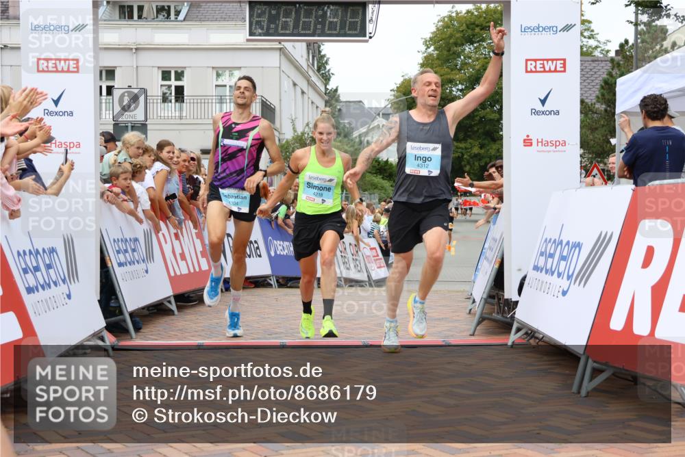 31.08.2025 - 21. Blankeneser Heldenlauf Strokosch-Dieckow http://msf.ph/oto/8686179 31.08.2025 12:00:11 Ziel 4218, 4312, 4304 meine-sportfotos.de