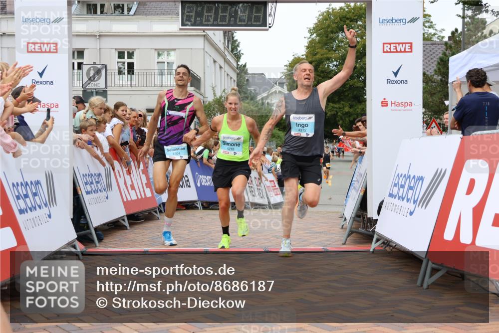 31.08.2025 - 21. Blankeneser Heldenlauf Strokosch-Dieckow http://msf.ph/oto/8686187 31.08.2025 12:00:11 Ziel 4218, 4312, 4304 meine-sportfotos.de