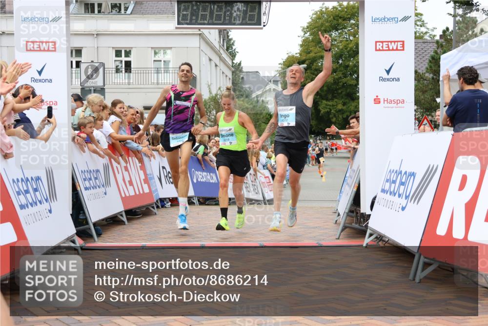 31.08.2025 - 21. Blankeneser Heldenlauf Strokosch-Dieckow http://msf.ph/oto/8686214 31.08.2025 12:00:11 Ziel 4218, 4312, 4304 meine-sportfotos.de