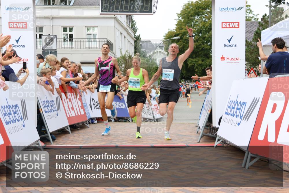 31.08.2025 - 21. Blankeneser Heldenlauf Strokosch-Dieckow http://msf.ph/oto/8686229 31.08.2025 12:00:11 Ziel 4218, 4312, 4304 meine-sportfotos.de