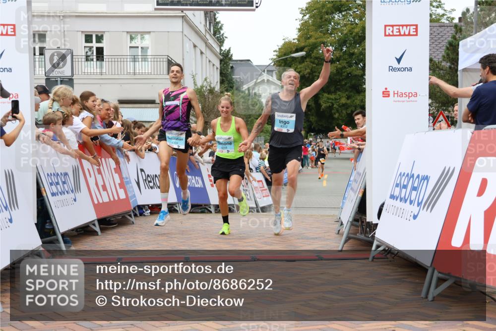 31.08.2025 - 21. Blankeneser Heldenlauf Strokosch-Dieckow http://msf.ph/oto/8686252 31.08.2025 12:00:11 Ziel 4218, 4312, 4304 meine-sportfotos.de