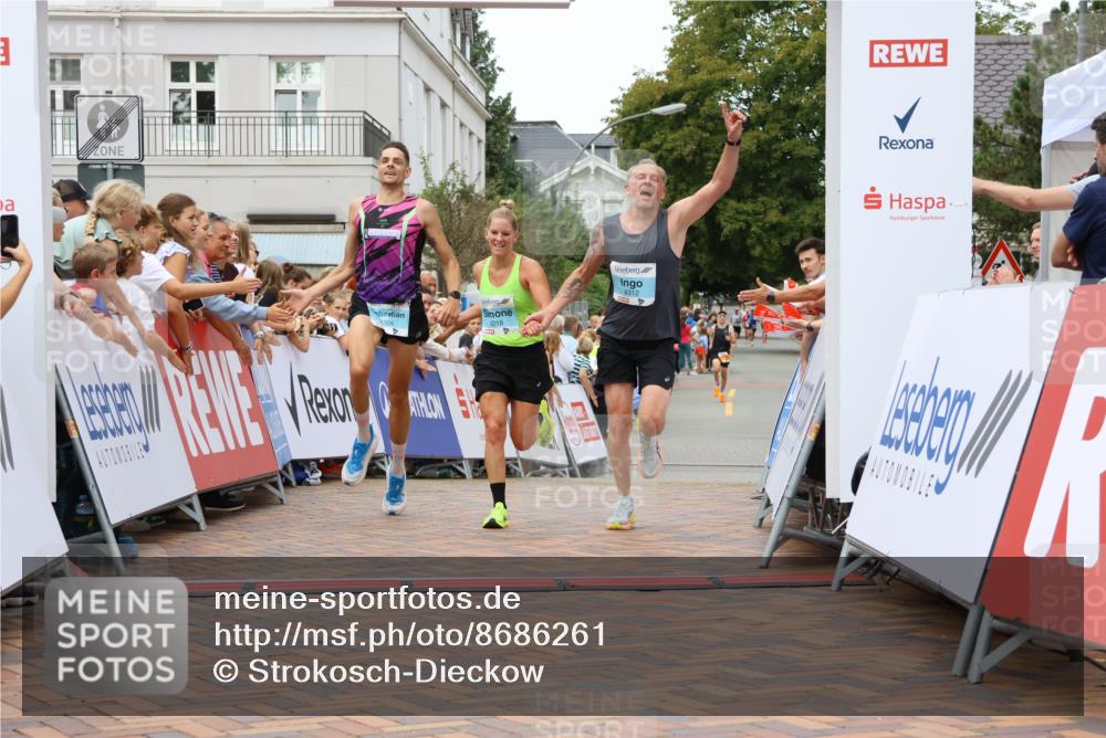 31.08.2025 - 21. Blankeneser Heldenlauf Strokosch-Dieckow http://msf.ph/oto/8686261 31.08.2025 12:00:10 Ziel 4218, 4312, 4304 meine-sportfotos.de
