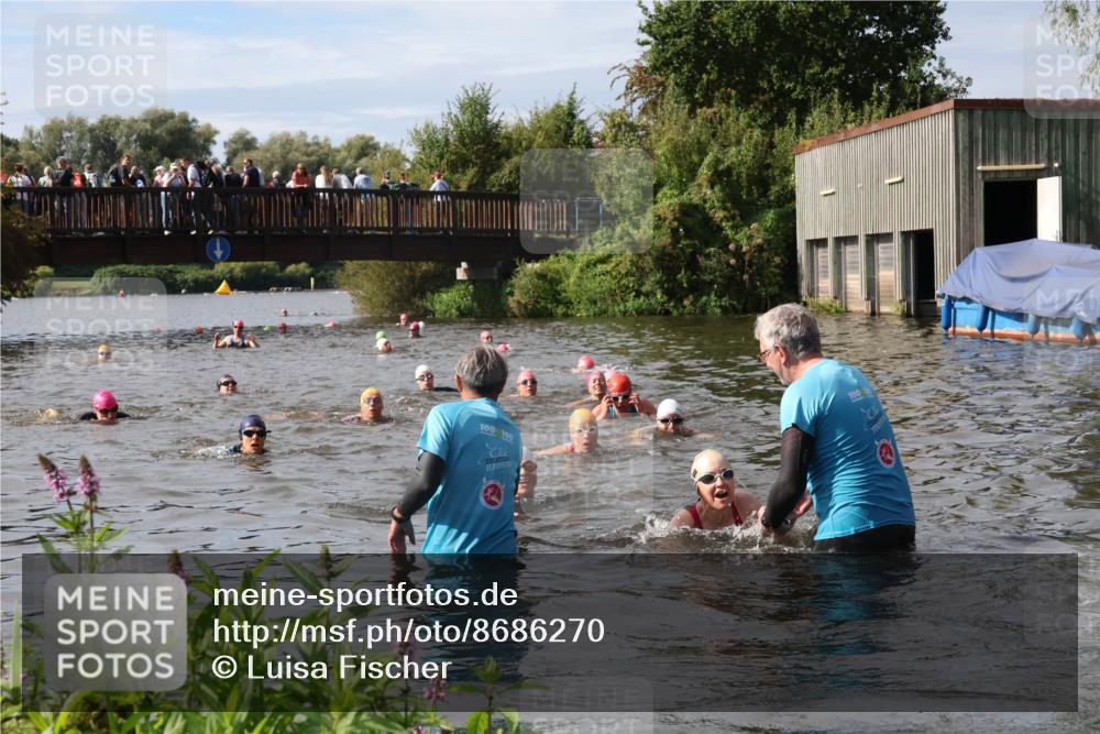31.08.2025 - Elbe Triathlon Hamburg Luisa Fischer http://msf.ph/oto/8686270 31.08.2025 10:43:43 Schwimmen 1421, 1441, 1475, 1476 meine-sportfotos.de