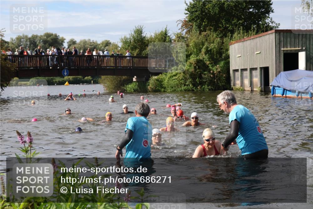 31.08.2025 - Elbe Triathlon Hamburg Luisa Fischer http://msf.ph/oto/8686271 31.08.2025 10:43:43 Schwimmen 1421, 1441, 1475, 1476 meine-sportfotos.de