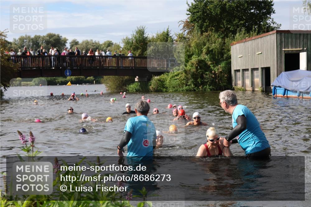 31.08.2025 - Elbe Triathlon Hamburg Luisa Fischer http://msf.ph/oto/8686273 31.08.2025 10:43:43 Schwimmen 1421, 1441, 1475, 1476 meine-sportfotos.de