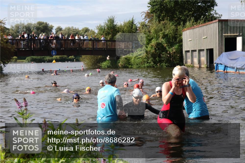 31.08.2025 - Elbe Triathlon Hamburg Luisa Fischer http://msf.ph/oto/8686282 31.08.2025 10:43:45 Schwimmen 1421, 1441, 1475 meine-sportfotos.de
