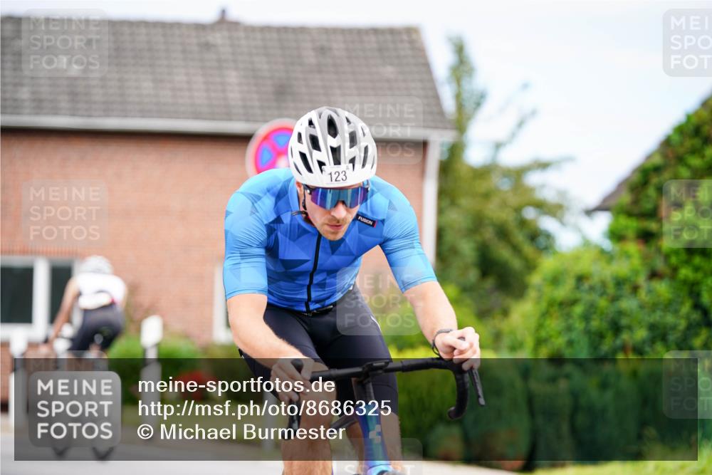 31.08.2025 - Elbe Triathlon Hamburg Michael Burmester http://msf.ph/oto/8686325 31.08.2025 14:19:37 Radfahren 123, 127 meine-sportfotos.de