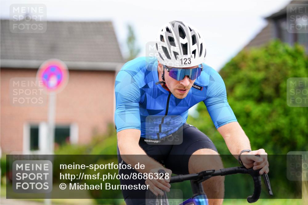 31.08.2025 - Elbe Triathlon Hamburg Michael Burmester http://msf.ph/oto/8686328 31.08.2025 14:19:37 Radfahren 123, 127 meine-sportfotos.de