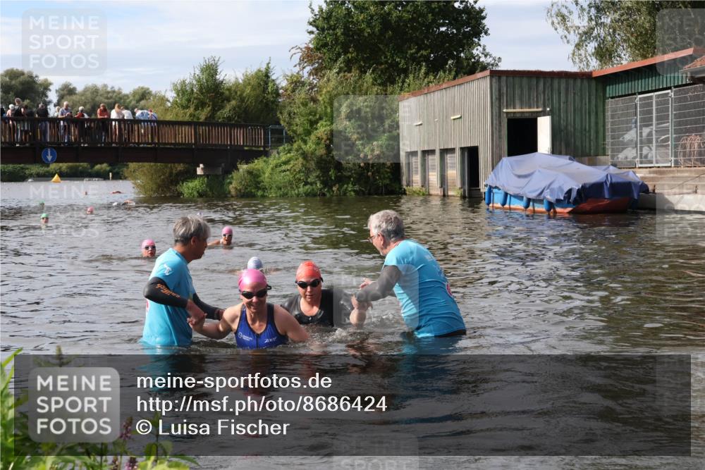 31.08.2025 - Elbe Triathlon Hamburg Luisa Fischer http://msf.ph/oto/8686424 31.08.2025 10:45:26 Schwimmen 1401, 1402, 1447 meine-sportfotos.de