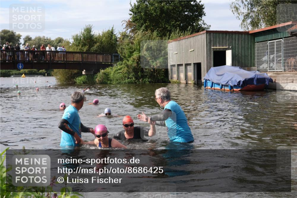 31.08.2025 - Elbe Triathlon Hamburg Luisa Fischer http://msf.ph/oto/8686425 31.08.2025 10:45:26 Schwimmen 1401, 1402, 1447 meine-sportfotos.de