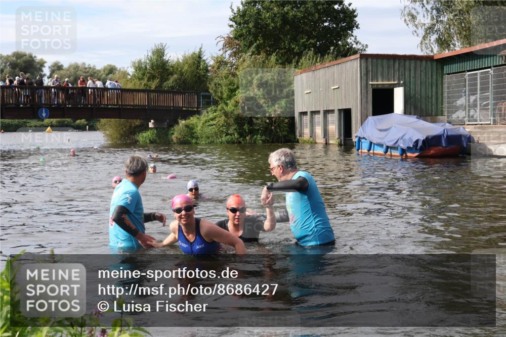31.08.2025 - Elbe Triathlon Hamburg Luisa Fischer http://msf.ph/oto/8686427 31.08.2025 10:45:27 Schwimmen 1401, 1402, 1447 meine-sportfotos.de