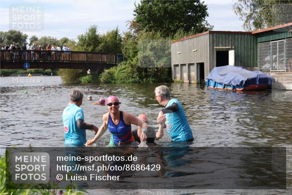 31.08.2025 - Elbe Triathlon Hamburg Luisa Fischer http://msf.ph/oto/8686429 31.08.2025 10:45:27 Schwimmen 1401, 1402, 1447 meine-sportfotos.de