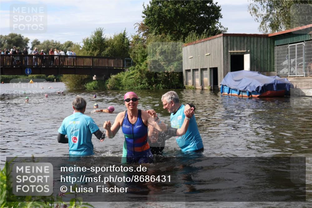 31.08.2025 - Elbe Triathlon Hamburg Luisa Fischer http://msf.ph/oto/8686431 31.08.2025 10:45:27 Schwimmen 1401, 1402, 1447 meine-sportfotos.de