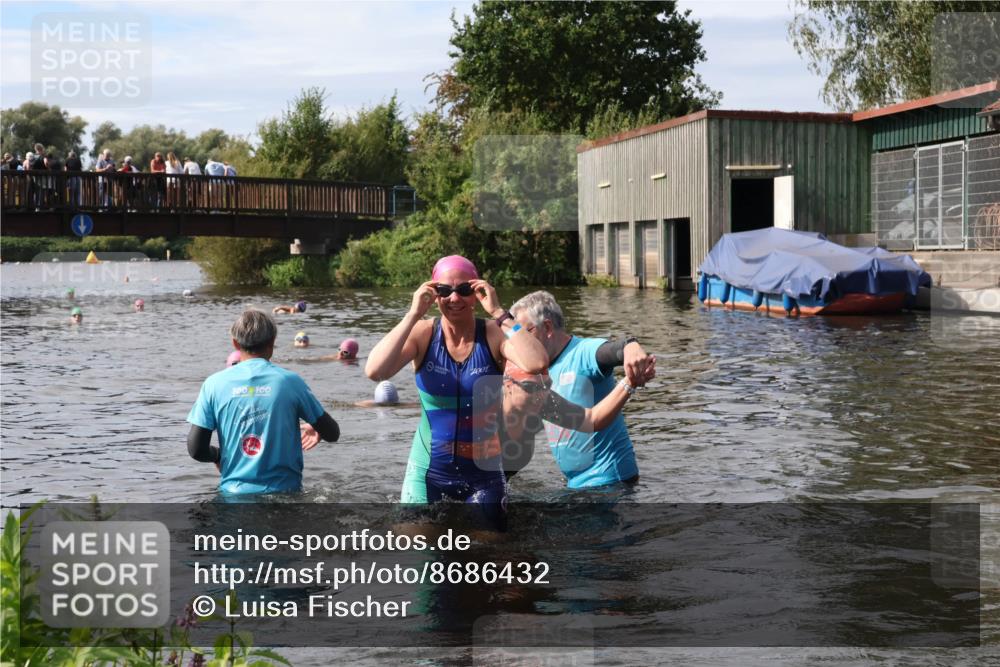 31.08.2025 - Elbe Triathlon Hamburg Luisa Fischer http://msf.ph/oto/8686432 31.08.2025 10:45:28 Schwimmen 1402, 1447 meine-sportfotos.de