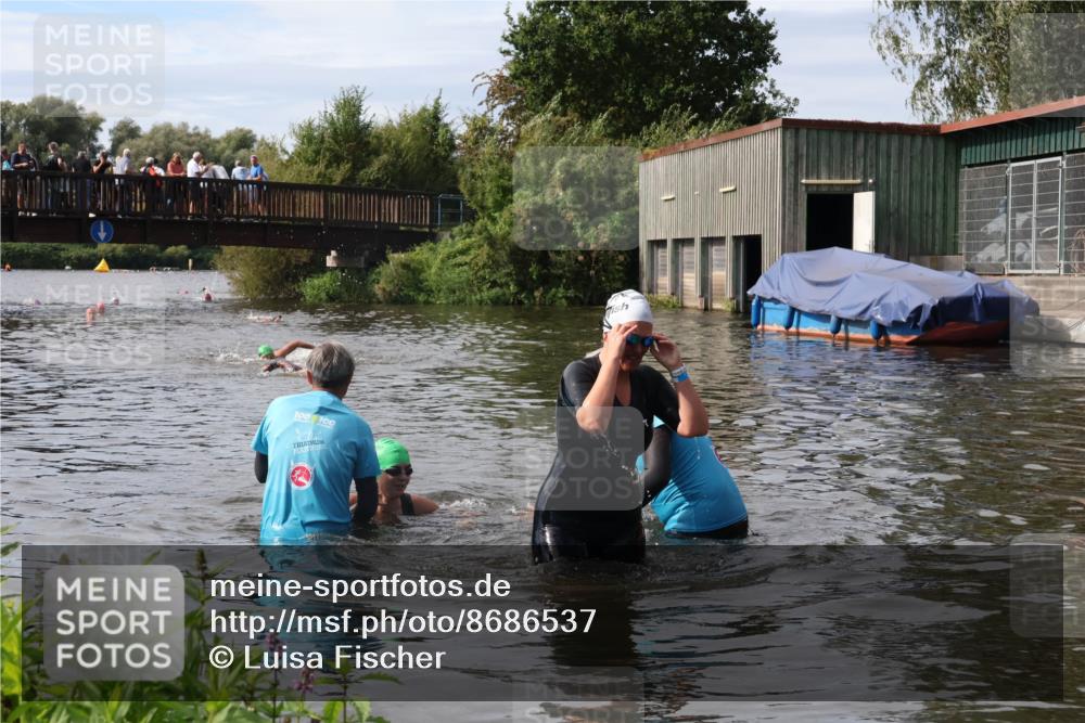 31.08.2025 - Elbe Triathlon Hamburg Luisa Fischer http://msf.ph/oto/8686537 31.08.2025 10:46:33 Schwimmen 1385, 1417 meine-sportfotos.de
