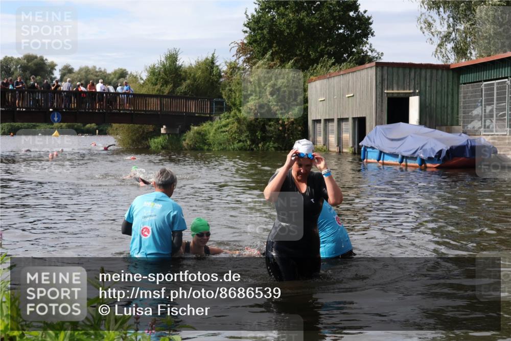 31.08.2025 - Elbe Triathlon Hamburg Luisa Fischer http://msf.ph/oto/8686539 31.08.2025 10:46:33 Schwimmen 1385, 1417 meine-sportfotos.de