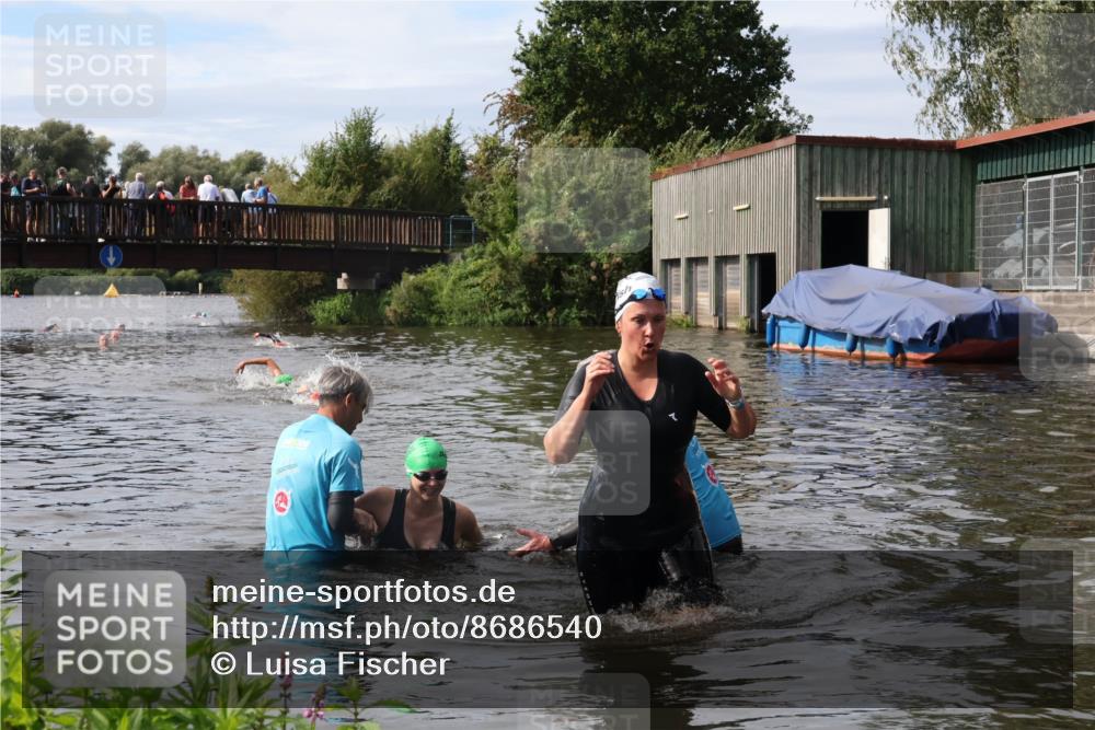 31.08.2025 - Elbe Triathlon Hamburg Luisa Fischer http://msf.ph/oto/8686540 31.08.2025 10:46:34 Schwimmen 1385, 1417 meine-sportfotos.de