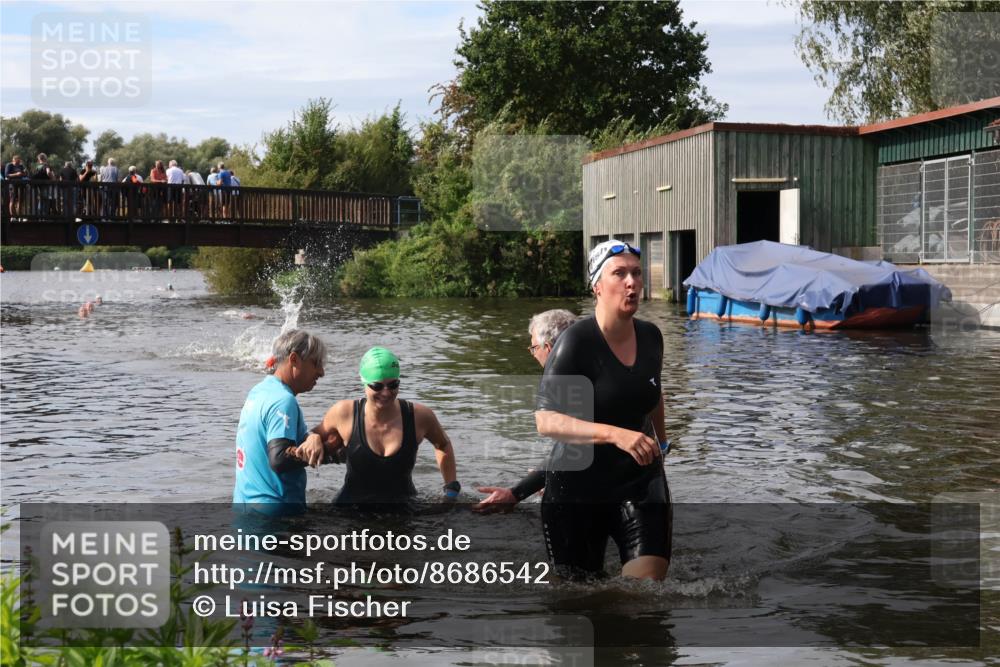 31.08.2025 - Elbe Triathlon Hamburg Luisa Fischer http://msf.ph/oto/8686542 31.08.2025 10:46:34 Schwimmen 1385, 1417 meine-sportfotos.de