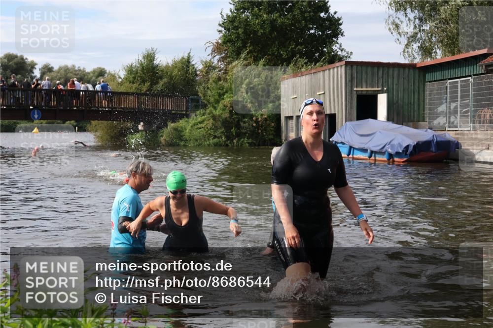 31.08.2025 - Elbe Triathlon Hamburg Luisa Fischer http://msf.ph/oto/8686544 31.08.2025 10:46:34 Schwimmen 1385, 1417 meine-sportfotos.de