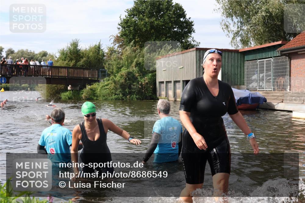 31.08.2025 - Elbe Triathlon Hamburg Luisa Fischer http://msf.ph/oto/8686549 31.08.2025 10:46:35 Schwimmen 1385, 1417 meine-sportfotos.de