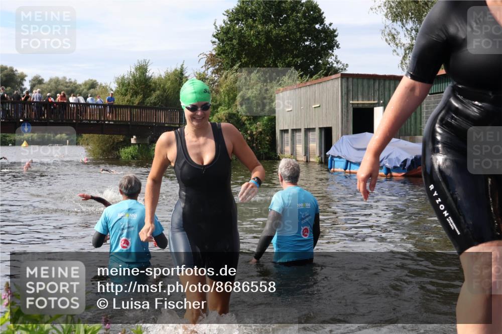 31.08.2025 - Elbe Triathlon Hamburg Luisa Fischer http://msf.ph/oto/8686558 31.08.2025 10:46:37 Schwimmen 1385, 1417, 1607 meine-sportfotos.de
