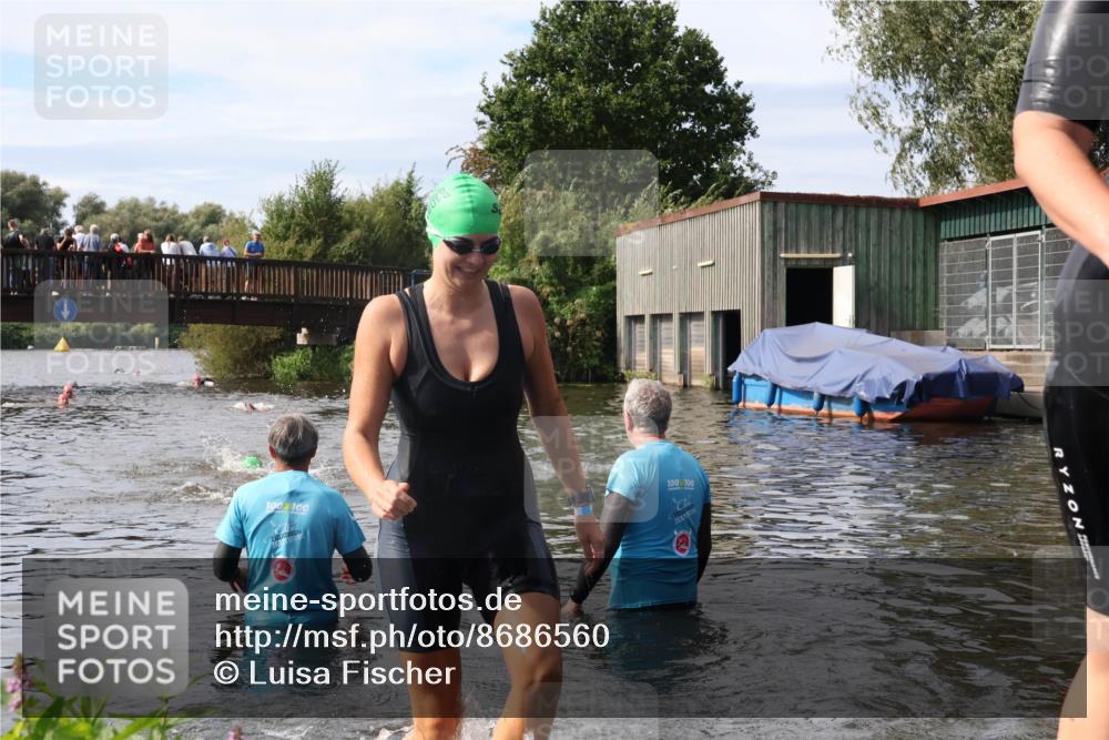 31.08.2025 - Elbe Triathlon Hamburg Luisa Fischer http://msf.ph/oto/8686560 31.08.2025 10:46:37 Schwimmen 1385, 1417, 1607 meine-sportfotos.de