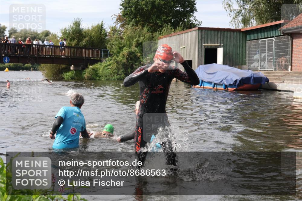 31.08.2025 - Elbe Triathlon Hamburg Luisa Fischer http://msf.ph/oto/8686563 31.08.2025 10:46:44 Schwimmen 1385, 1603, 1607 meine-sportfotos.de