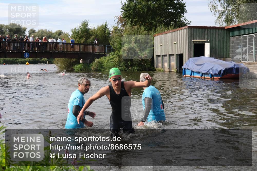31.08.2025 - Elbe Triathlon Hamburg Luisa Fischer http://msf.ph/oto/8686575 31.08.2025 10:46:47 Schwimmen 1603, 1607 meine-sportfotos.de