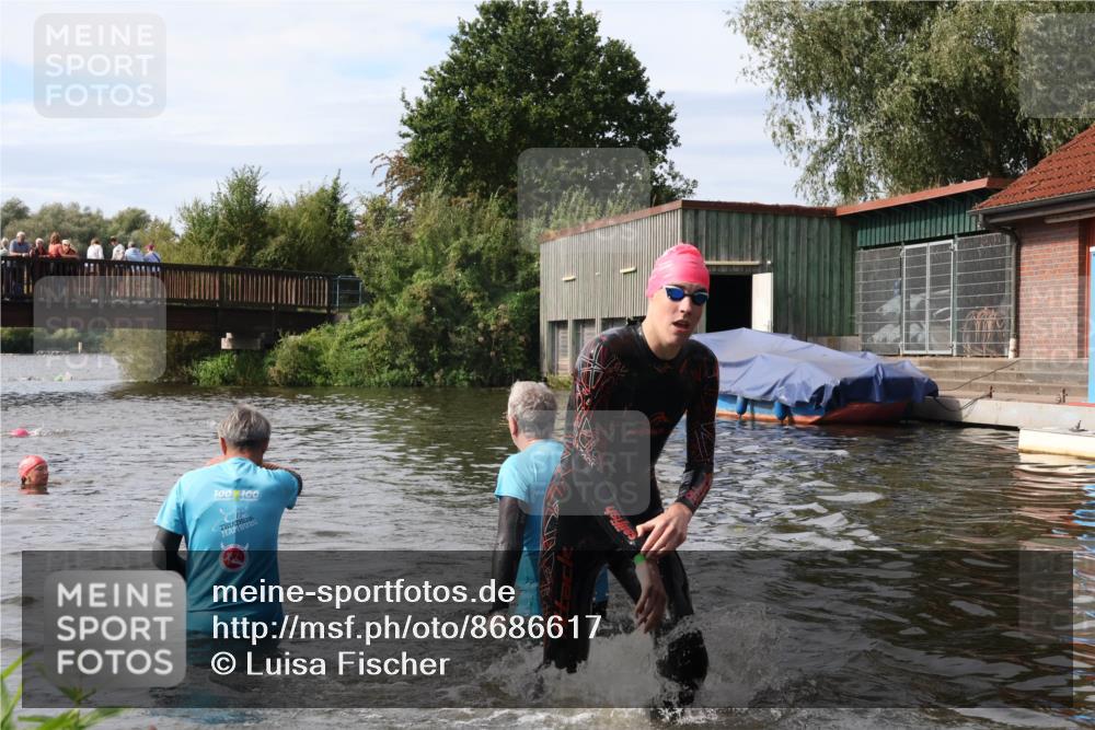 31.08.2025 - Elbe Triathlon Hamburg Luisa Fischer http://msf.ph/oto/8686617 31.08.2025 10:47:17 Schwimmen 1599, 1600 meine-sportfotos.de