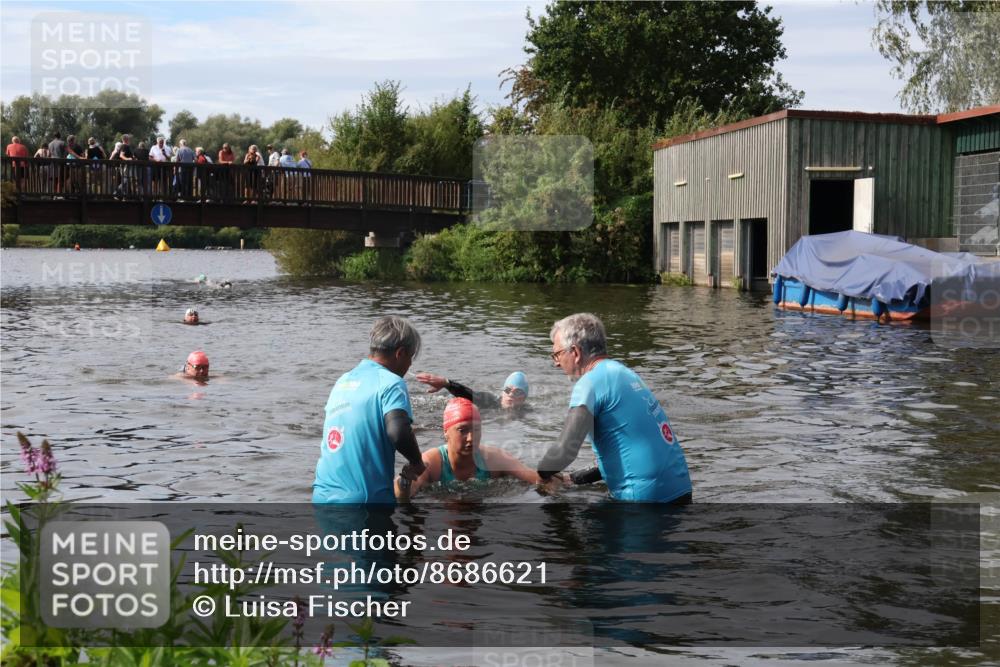 31.08.2025 - Elbe Triathlon Hamburg Luisa Fischer http://msf.ph/oto/8686621 31.08.2025 10:47:32 Schwimmen 1453, 1588, 1601 meine-sportfotos.de