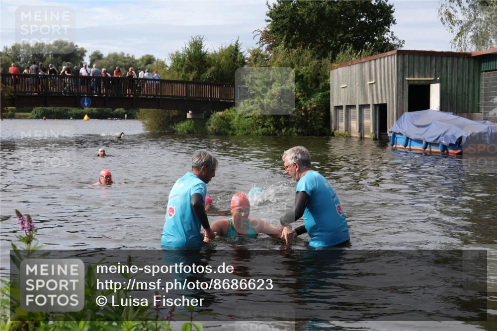 31.08.2025 - Elbe Triathlon Hamburg Luisa Fischer http://msf.ph/oto/8686623 31.08.2025 10:47:33 Schwimmen 1453, 1588, 1601 meine-sportfotos.de