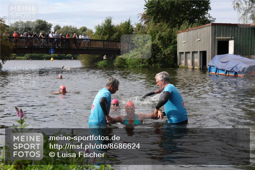 31.08.2025 - Elbe Triathlon Hamburg Luisa Fischer http://msf.ph/oto/8686624 31.08.2025 10:47:33 Schwimmen 1453, 1588, 1601 meine-sportfotos.de