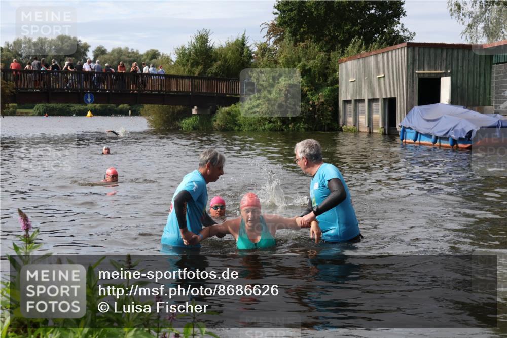 31.08.2025 - Elbe Triathlon Hamburg Luisa Fischer http://msf.ph/oto/8686626 31.08.2025 10:47:33 Schwimmen 1453, 1588, 1601 meine-sportfotos.de