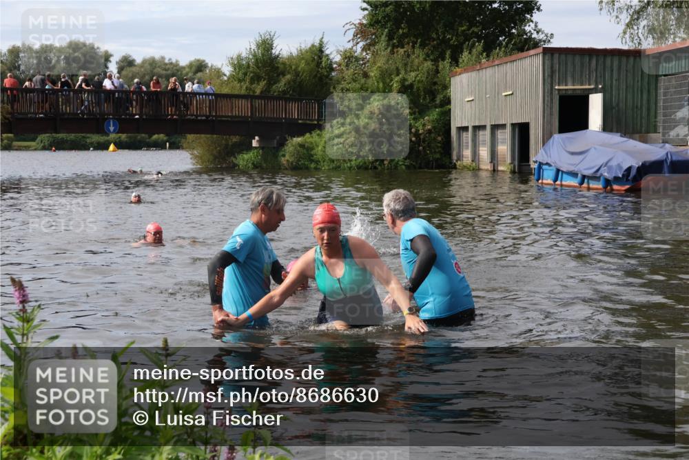 31.08.2025 - Elbe Triathlon Hamburg Luisa Fischer http://msf.ph/oto/8686630 31.08.2025 10:47:34 Schwimmen 1453, 1588, 1601 meine-sportfotos.de