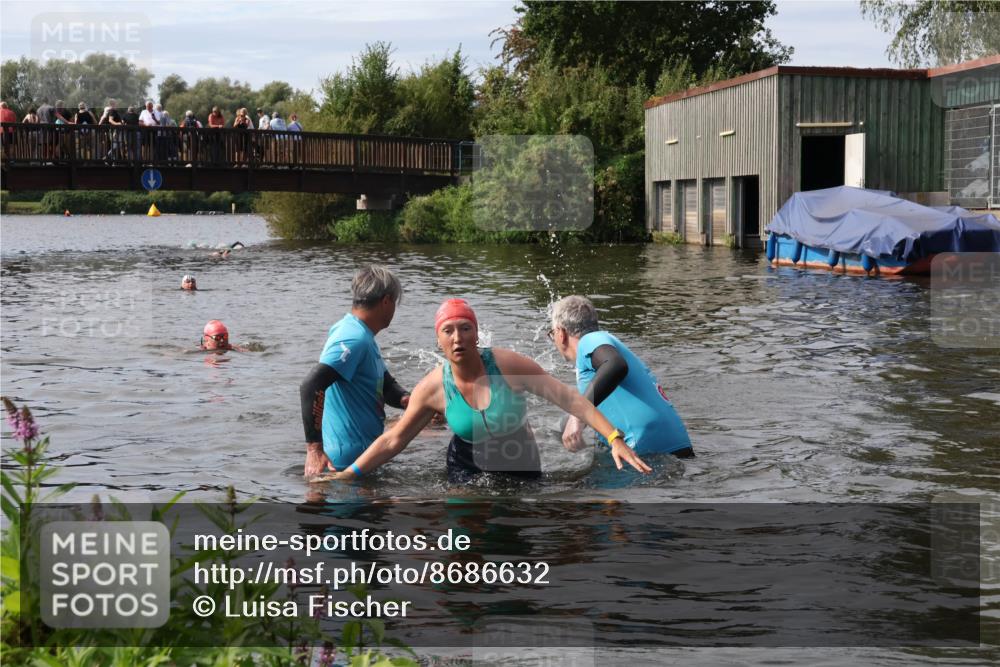 31.08.2025 - Elbe Triathlon Hamburg Luisa Fischer http://msf.ph/oto/8686632 31.08.2025 10:47:34 Schwimmen 1453, 1588, 1601 meine-sportfotos.de
