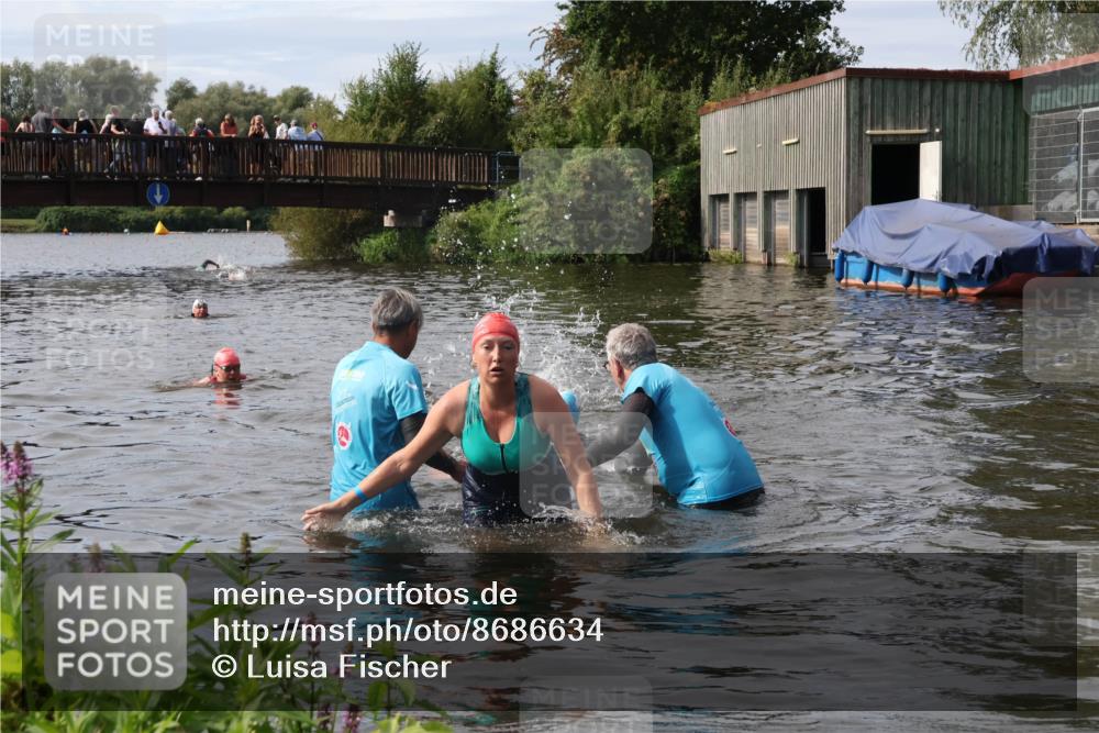31.08.2025 - Elbe Triathlon Hamburg Luisa Fischer http://msf.ph/oto/8686634 31.08.2025 10:47:35 Schwimmen 1453, 1588, 1601 meine-sportfotos.de