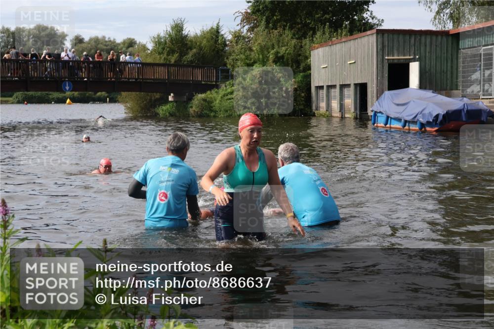 31.08.2025 - Elbe Triathlon Hamburg Luisa Fischer http://msf.ph/oto/8686637 31.08.2025 10:47:35 Schwimmen 1453, 1588, 1601 meine-sportfotos.de
