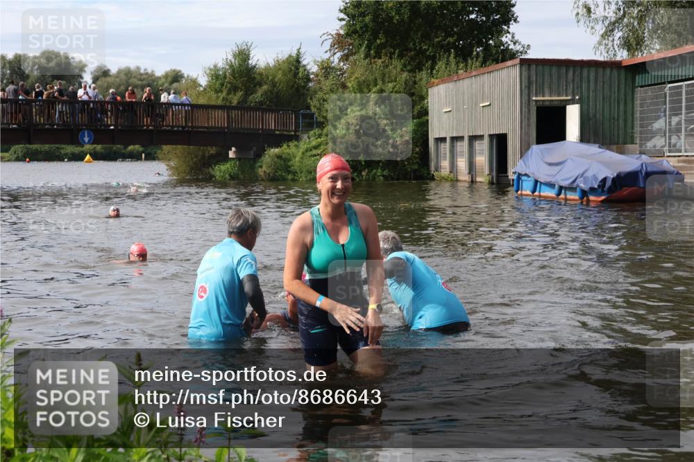 31.08.2025 - Elbe Triathlon Hamburg Luisa Fischer http://msf.ph/oto/8686643 31.08.2025 10:47:36 Schwimmen 1453, 1588, 1601 meine-sportfotos.de