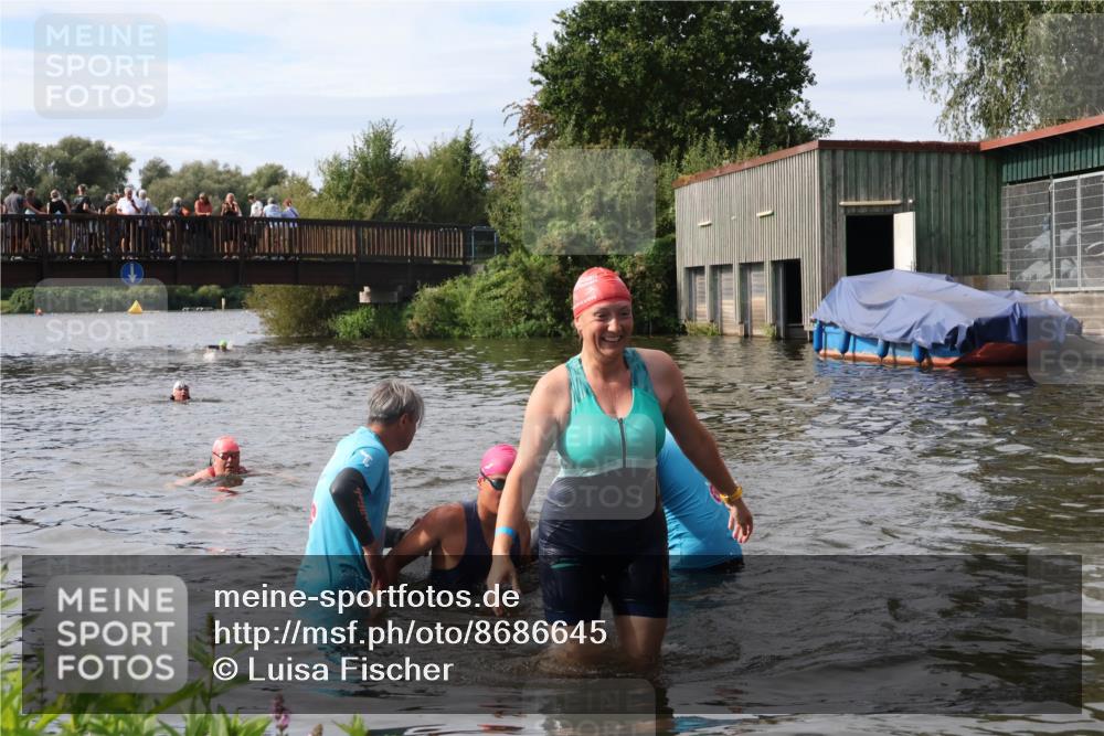 31.08.2025 - Elbe Triathlon Hamburg Luisa Fischer http://msf.ph/oto/8686645 31.08.2025 10:47:37 Schwimmen 1453, 1588, 1601 meine-sportfotos.de