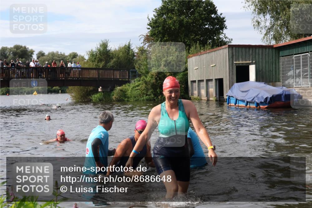 31.08.2025 - Elbe Triathlon Hamburg Luisa Fischer http://msf.ph/oto/8686648 31.08.2025 10:47:37 Schwimmen 1453, 1588, 1601 meine-sportfotos.de