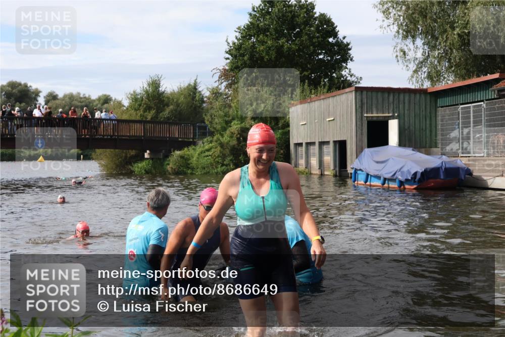31.08.2025 - Elbe Triathlon Hamburg Luisa Fischer http://msf.ph/oto/8686649 31.08.2025 10:47:38 Schwimmen 1453, 1588, 1601 meine-sportfotos.de