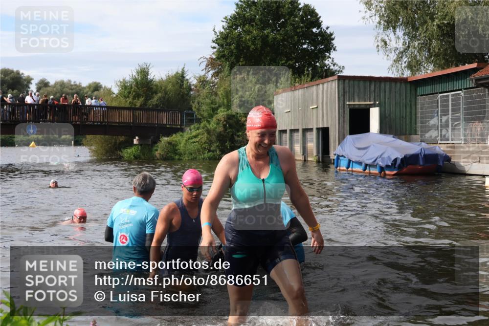 31.08.2025 - Elbe Triathlon Hamburg Luisa Fischer http://msf.ph/oto/8686651 31.08.2025 10:47:38 Schwimmen 1453, 1588, 1601 meine-sportfotos.de