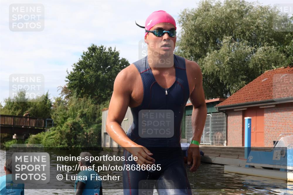 31.08.2025 - Elbe Triathlon Hamburg Luisa Fischer http://msf.ph/oto/8686665 31.08.2025 10:47:42 Schwimmen 1453, 1588, 1601 meine-sportfotos.de