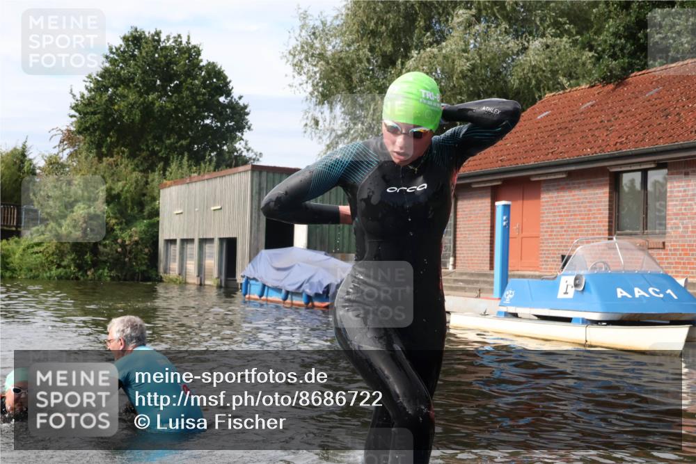 31.08.2025 - Elbe Triathlon Hamburg Luisa Fischer http://msf.ph/oto/8686722 31.08.2025 10:48:17 Schwimmen 1464, 1523, 1575, 1615 meine-sportfotos.de