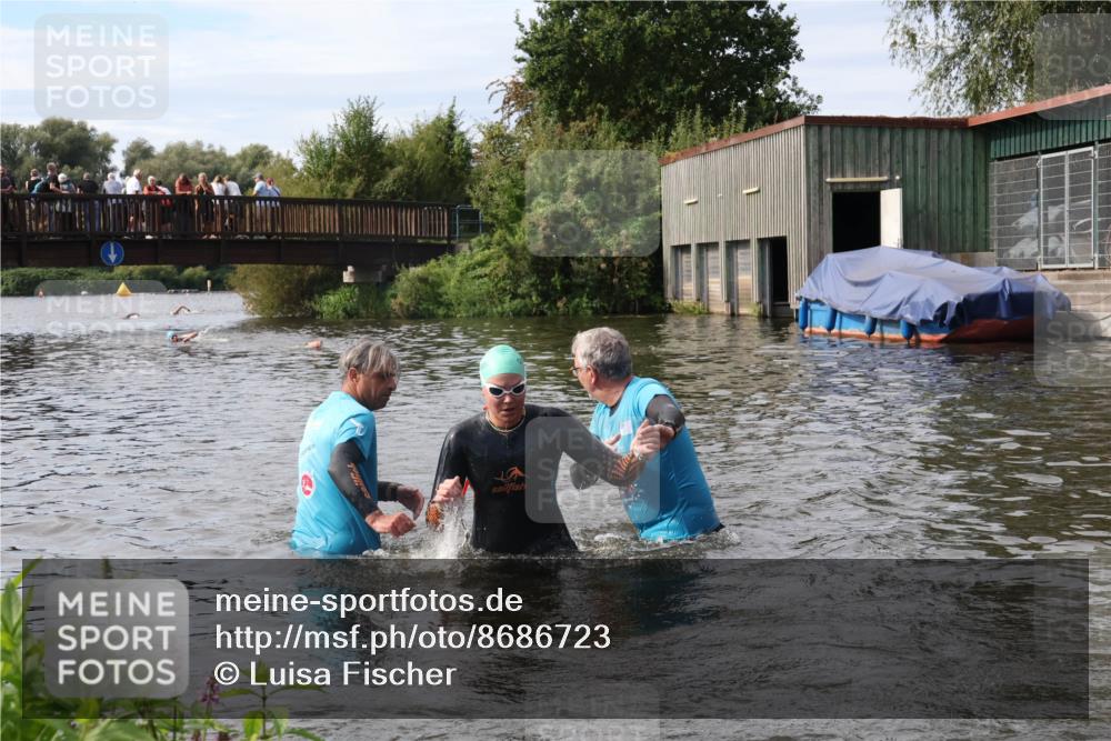 31.08.2025 - Elbe Triathlon Hamburg Luisa Fischer http://msf.ph/oto/8686723 31.08.2025 10:48:19 Schwimmen 1523, 1575, 1615 meine-sportfotos.de