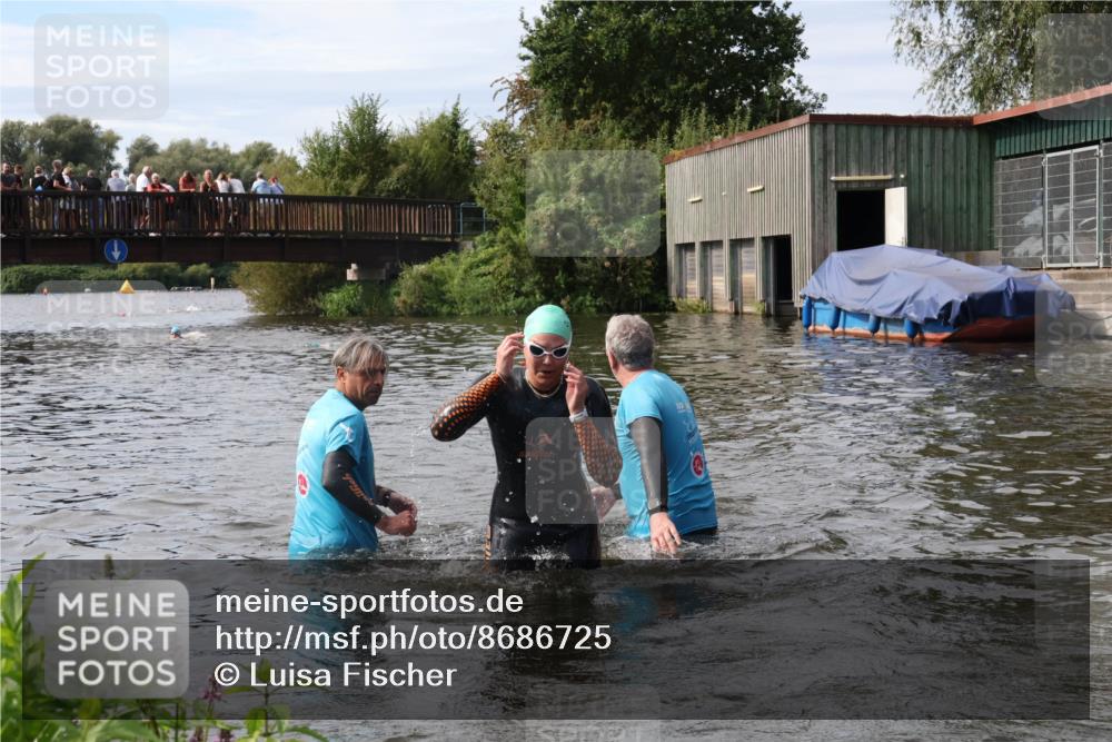 31.08.2025 - Elbe Triathlon Hamburg Luisa Fischer http://msf.ph/oto/8686725 31.08.2025 10:48:19 Schwimmen 1523, 1575, 1615 meine-sportfotos.de