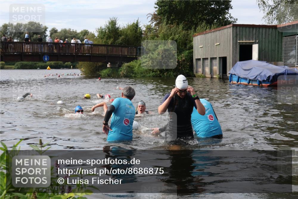 31.08.2025 - Elbe Triathlon Hamburg Luisa Fischer http://msf.ph/oto/8686875 31.08.2025 10:50:35 Schwimmen 1576, 1584, 1609 meine-sportfotos.de